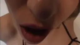 Blonde auf allen Vieren in schwarzem Body von hinten
