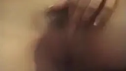 Zierliche Koreanerin nimmt harten Schwanz tief in den Mund und wird doggy gefickt