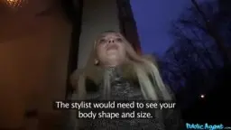 Blondine mit Winterjacke und Brille bei Nacht