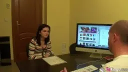 Patricia zieht sich im Büro die Jeans aus