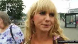 Blondine mit Nabelpiercing reitet Schwanz im Outdoor-POV Casting 10 Min