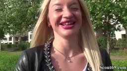 Blonde Angela sitzt unschlüssig im gelben Sessel
