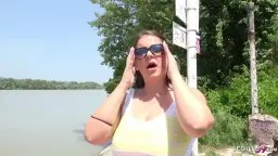 Große Brüste im gelb-pinkem Top am Flussufer