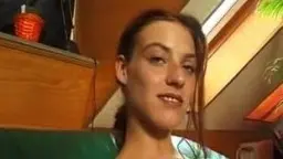 Nackte Frau sitzt vorneüber auf grünem Sofa