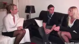 Reife Therapeutin in weißer Bluse sitzt am Ledersofa