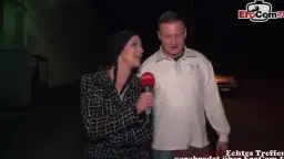 Zwei junge Brünette knien vor Mann auf Rückbank