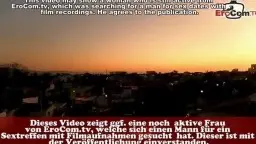Latina Sofia nackt auf Ledersofa, Mann neben ihr