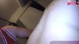 dicke Blondine ohne BH von hinten auf Bett
