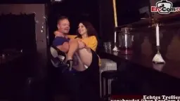 Mara Martínez mit geöffnetem gelben Pullover, Titten raus, Mann leckt gepierctes Loch
