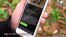 Blonde in schwarzer Kappe und weißer Leggings vor dunklem Auto