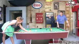 Nackte Milf kniet breitbeinig auf Billardtisch