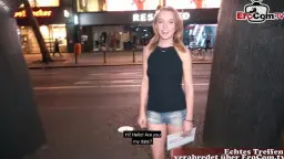 Blondine kniet im Auto, lutscht dicken Schwanz, Nacht