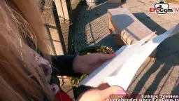 Blondine mit roten Nägeln bläst Schwanz auf Balkon