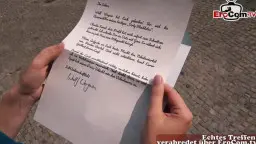 Blondine lächelt am Waldrand in petrol Top