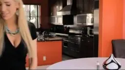 Blonder Blowjob im Wohnzimmer, helle Couch, Tageslicht