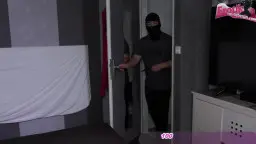 Blondine im Schulmädchen-Outfit gefesselt auf Bett