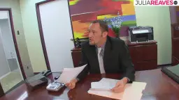 Latina-Revers auf dem Schreibtisch, Mann fasst Po
