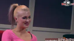Junge Blondine in pinkem Top auf roter Couch
