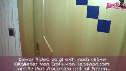 Blonde kniet im Hotel, nimmt Schwanz tief in Mund