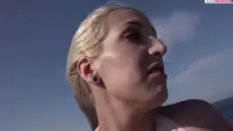 Blondine kniend, pinkes Kleid hochgeschoben, Mann vor ihr