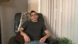 Blondine auf Ledersofa, Stiefbruder küsst sie neckisch