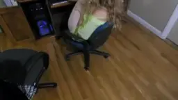 Blonde Stiefschwester in Neon-Top auf Gaming-Stuhl mit gespreizten Beinen