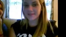 Blonde Teen mit Sonnenbrille präsentiert ihre dicken Titten vor der Webcam