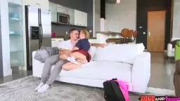 Reife blonde Milf leitet Teen-Pärchen auf Sofa an