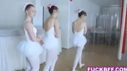 Drei Teen-Ballerinas knien um Schwanz im Studio