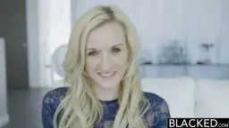 Blonde Teen in blauem Body kniet vor BBC