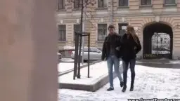 Melissa kniet vor ihm und saugt Schwanz auf Sofa