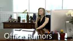 Blonde Frau küsst Mann auf Schreibtisch im Büro
