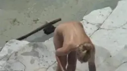 Nacktes Paar treibt Sex auf Strandtuch