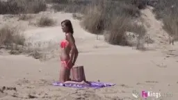 Ainara kniet nackt über Voyeur am Sandstrand