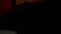 Zierliche Füße, graues Sofa, enge Shorts, Türrahmen