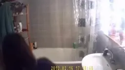 Nackte Frau in Glasdusche, Wasser perlt auf Haut