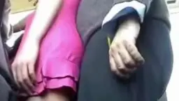 Blonde in pinkem Rüschenrock mit gespreizten Beinen auf Bus-Sitz