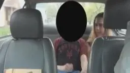 Zwei Frauen im Auto beobachten Handjob auf Schoß