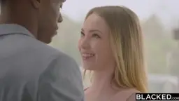 Blondine küsst schwarzen Masseur leidenschaftlich in heller Küche