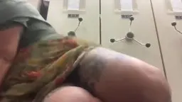 Tätowierte dicke Beine, roter String, Sitzposition auf Stuhl
