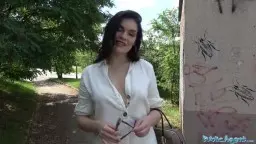 MILF kniet im Gras, Sonnenbrille, Mund geöffnet