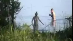 Paar im See, sie umarmt ihn im Wasser