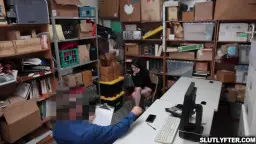 Schwarzhaarige sitzt nackt auf Schreibtisch, Mann mit Handschellen daneben