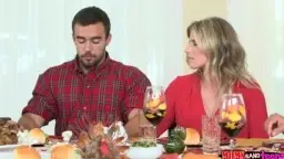 Drei Personen am Thanksgiving-Esstisch mit Truthahn und Kerzenlicht