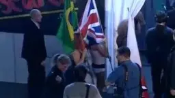 Brünette, breitbeinig auf roter Liege.