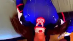 Nahaufnahme D.Va in blauem Bodysuit mit Hasen-Logo und roten Lippen, Schwanz im Mund