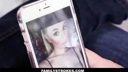 Frau mit Shirt auf rotem Sofa, Smartphone in der Hand