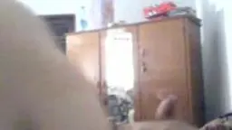 Frau mit hochgehaltenen Armen auf Partner sitzend