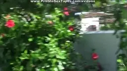 Nackte Frau liegt seitlich auf Massageliege, Sonnenlicht auf glänzender Haut.