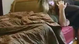 Blondine reitet Mann auf roter Couch von hinten